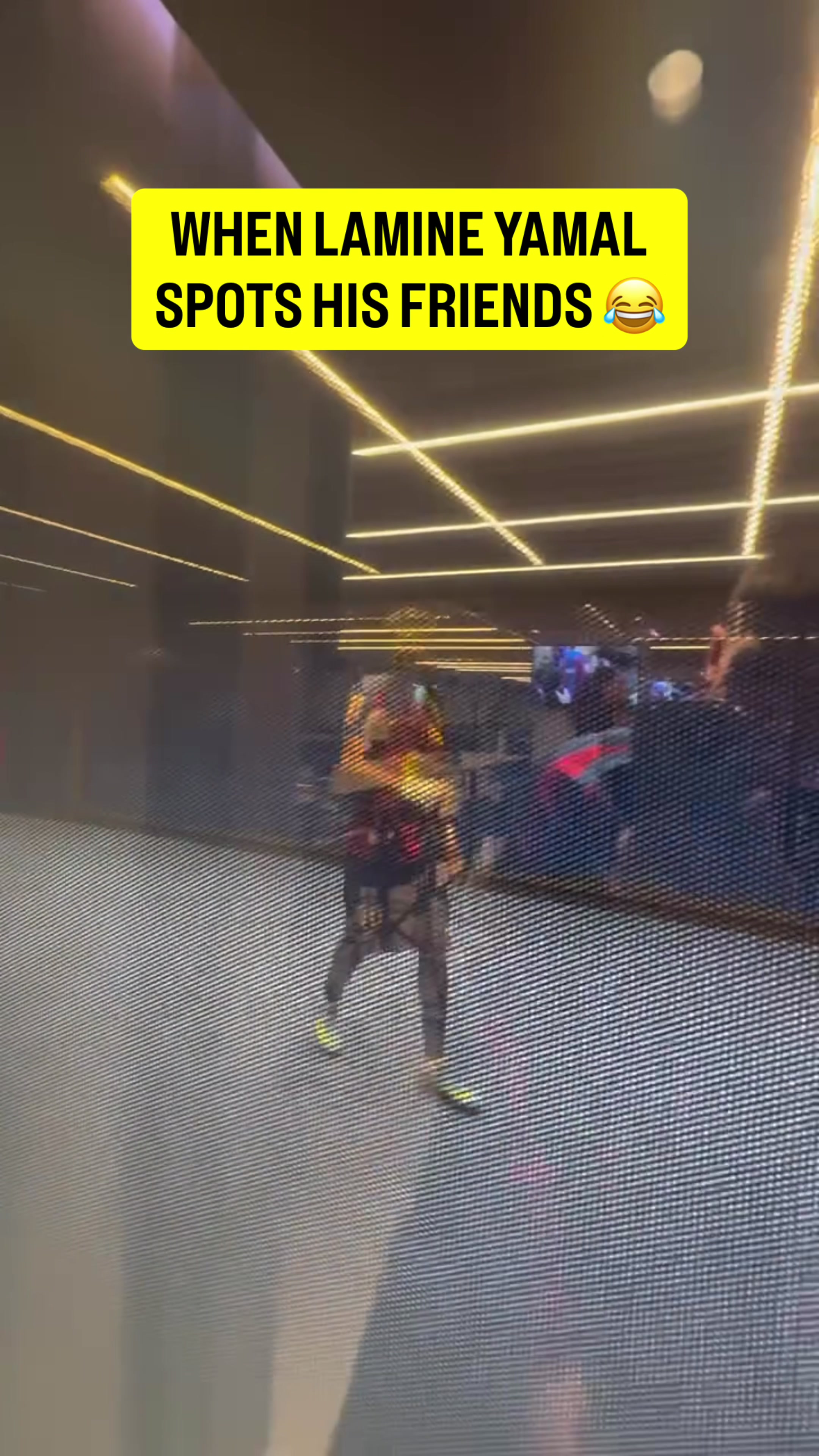 开云-诺坎普VIP区域可透过玻璃观看球员通道，亚马尔与朋友打招呼